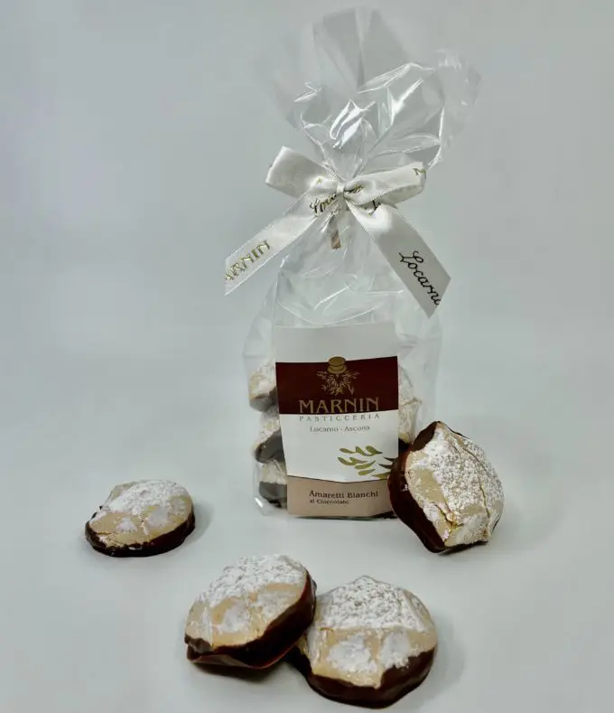 Amaretti bianchi al cioccolato